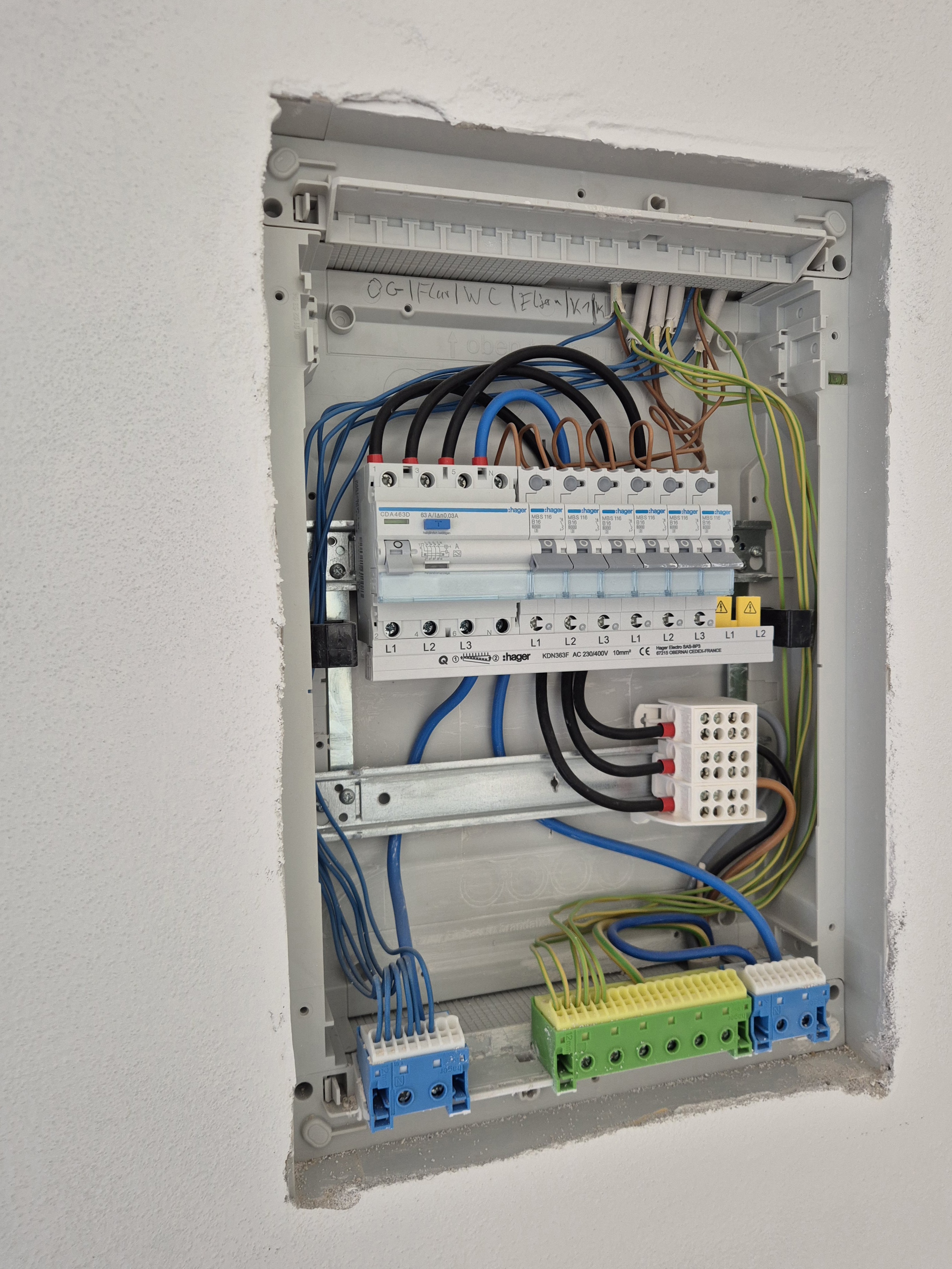 Unterverteilung im Ausbau: Neu aufgebaute Unterverteilung mit übersichtlicher Stromkreisaufteilung.