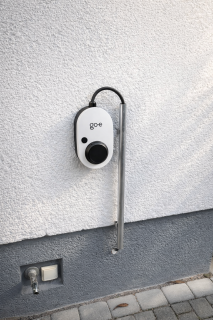go-e Wallbox, montiert an einer Hausfassade