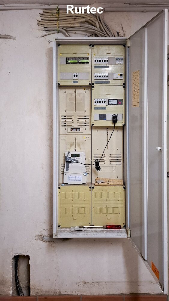 Vorhandener, älterer Zählerschrank vor der Erneuerung