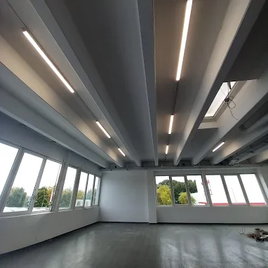 Gewerberaum mit installierter LED-Lichtbandbeleuchtung an der Decke