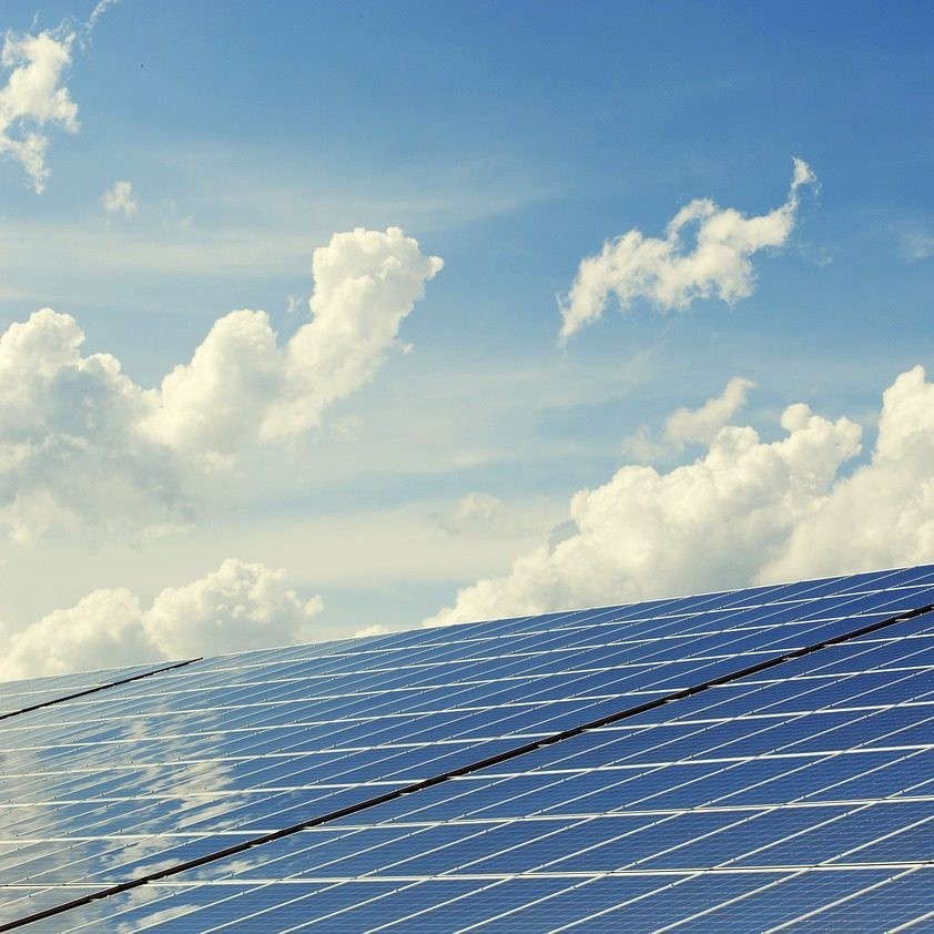 Photovoltaik-Module einer von rurtec installierten Solaranlage vor blauem Himmel