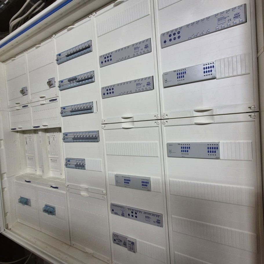 Geöffneter Verteilerschrank mit KNX-Modulen einer von rurtec installierten Smart-Home-Anlage
